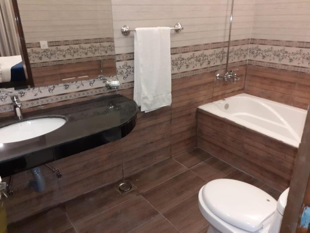 Hotel Noor Plaza Lahor Szoba fotó